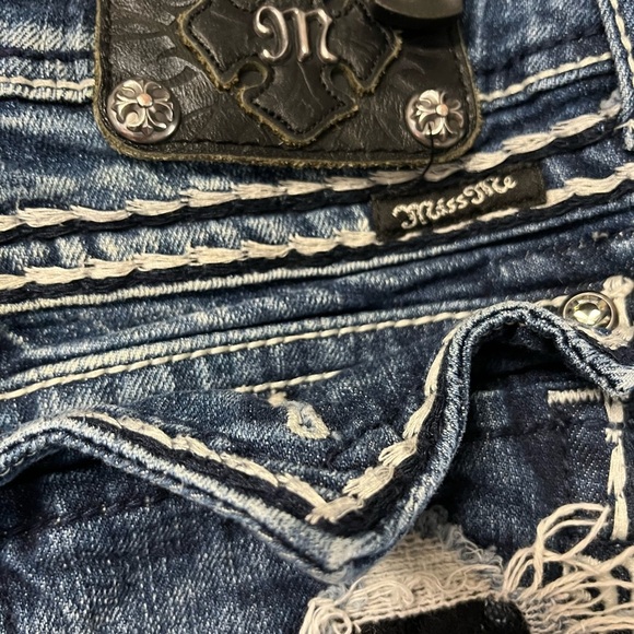 MISS ME DISTRESSED JEANS BLACK STONE INSERTS SKULL BUTTONS 30 X29 CAPRI - Picture 7 of 11